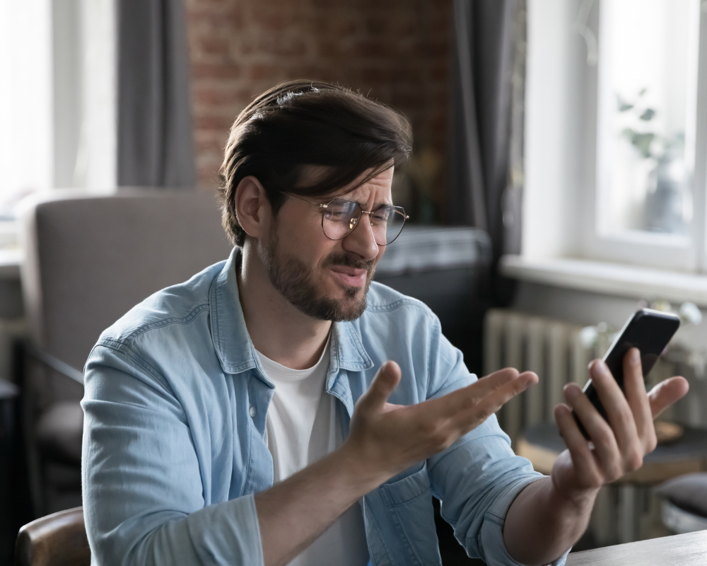 Homme qui se pose des question avant d'acheter en ligne