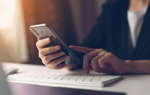 Femme utilisant un smartphone. Le concept d'utilisation du téléphone est essentiel dans la vie de tous les jours.