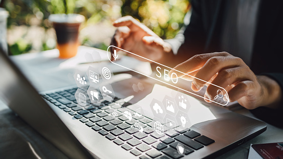 Personne travaillant avec l'optimisation des moteurs de recherche : référencement avec contenu sur les réseaux sociaux et publicité à partir du site Web.