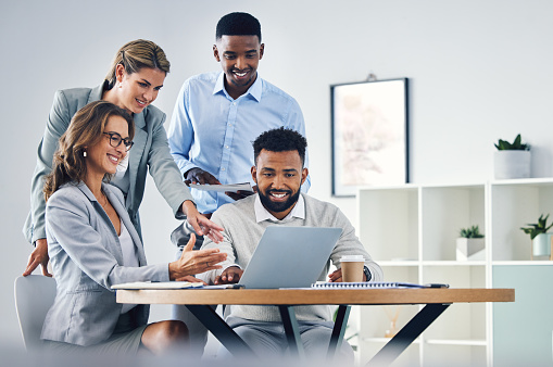 Présentation ppt de l'ordinateur portable, réunion d'affaires et équipe travaillant sur l'examen de la conception d'un nouveau site Web numérique, planification de la stratégie de marketing de groupe. Diversité des personnes de l'entreprise en collaboration pour un projet en ligne