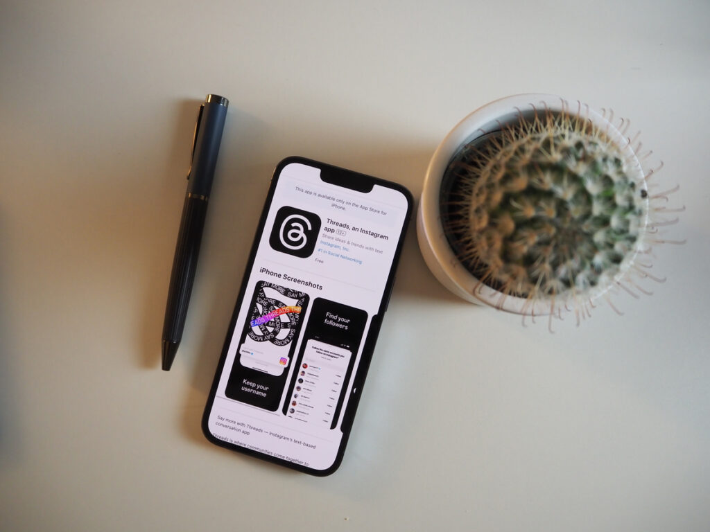 Palo Alto, CA, États-Unis - 7 juillet 2023 :Threads App d'Instagram et Meta Platforms, Inc. est un nouveau service de microblogging et un concurrent de Twitter.Affiché sur l'écran d'un iPhone 13 Pro.