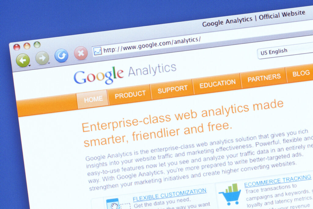 "Istanbul, Turquie - 26 octobre 2011 : Google Analytics est un service gratuit proposé par Google qui génère des statistiques détaillées sur les visiteurs d'un site web. Le produit est destiné aux spécialistes du marketing, par opposition aux webmasters et aux technologues, à l'origine de l'industrie de l'analyse web. Il s'agit du service de statistiques de sites web le plus utilisé."