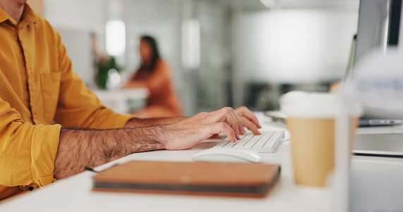 Les mains, la dactylographie et la personne avec le clavier, journaliste écrivant un article sur l'ordinateur au démarrage et la créativité. Rédaction, productivité avec recherche en ligne, flux de travail et création de contenu au bureau.