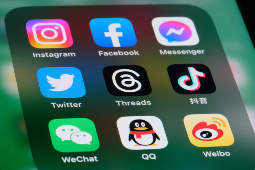 Shanghai, Chine - 6 juillet 2023 : Threads, Twitter, Instagram, Facebook, Wechat, Tencent QQ, Messenger, TikTok(Douyin) et l'icône de l'application Sina Weibo à l'écran. Logiciel d'application de plateforme de médias sociaux assortis.