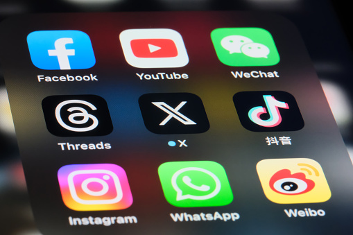 Shanghai, Chine - 30 juillet 2023 : X (nouveau Twitter), Threads, Facebook, YouTube, Instagram, WeChat, WhatsApp. Icônes des applications Douyin (TikTok) et Sina Weibo. Marques de logiciels de médias sociaux en ligne
