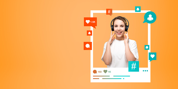 Portrait d'une jeune femme européenne enjouée, portant des écouteurs, posant dans un cadre photo avec des icônes de médias sociaux sur un fond d'espace de copie orange. Concept de médias sociaux et d'influenceur blogueur