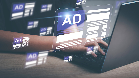 Publicité programmatique en ligne en flux sur écran d'ordinateur. Optimiser la cible publicitaire pour optimiser le taux de clics et la conversion. Tableau de bord des publicités, analyse de la stratégie de marketing numérique pour le branding.