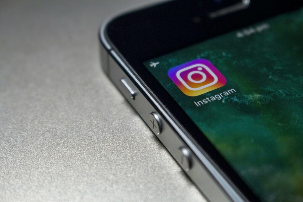 Un téléphone avec l'application Instagram