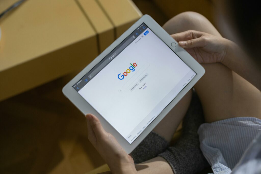 a person holding a tablet and référencement on Google