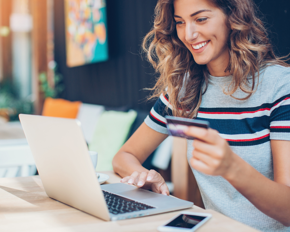Femme qui achète en ligne : Booster e-commerce