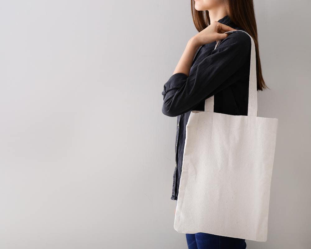 Femme avec un sac sur l'épaule