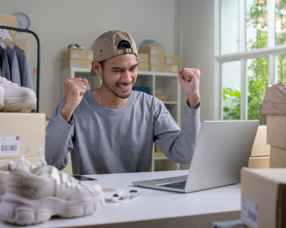 Homme ayant fait une vente en ligne : augmenter vos ventes en ligne