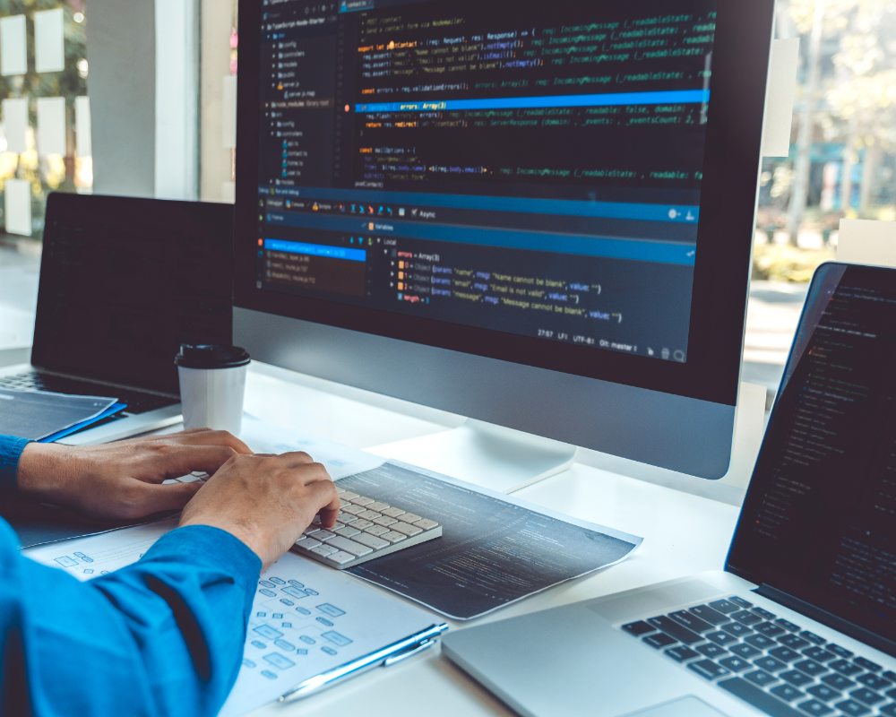 Dévelppeur en train de coder un site web